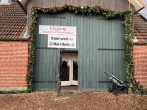 Weihnachtsmarkt Gut Steinwehr Scheune Eingang Markthalle