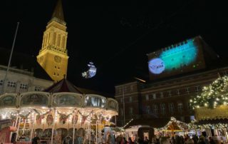 Weihnachtsmarkt Kiel Wichtel Kilian fliegt über Rathausplatz
