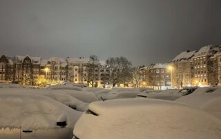 Beginning of winter Kiel Blücherplatz Snow on cars November 29th, 2023