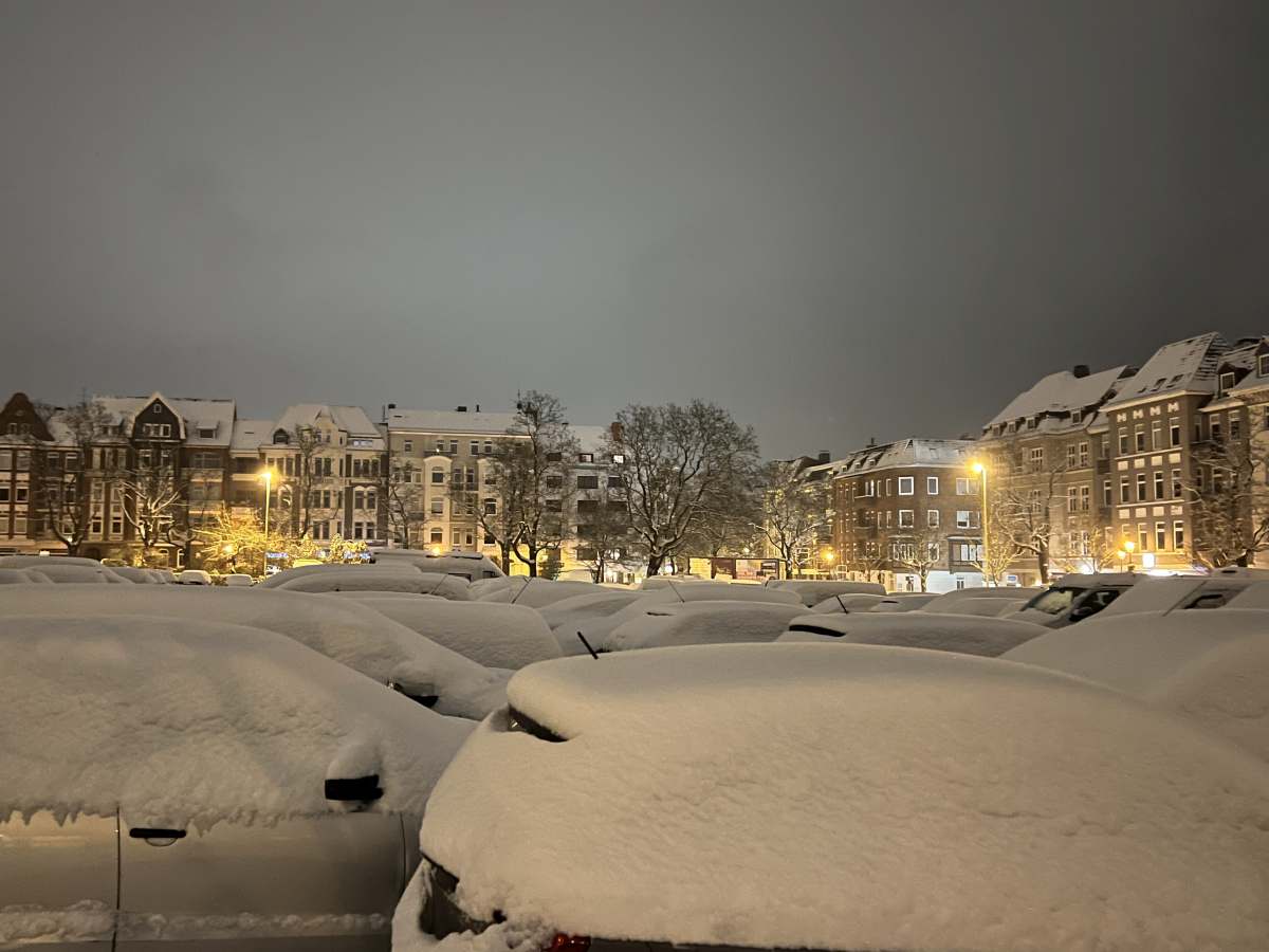 Winteranfang Kiel Blücherplatz Schnee auf Autos 29.11.2023