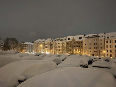 Wintereinbruch Schnee in Kiel auf dem Blücherplatz auf parkenden Autos