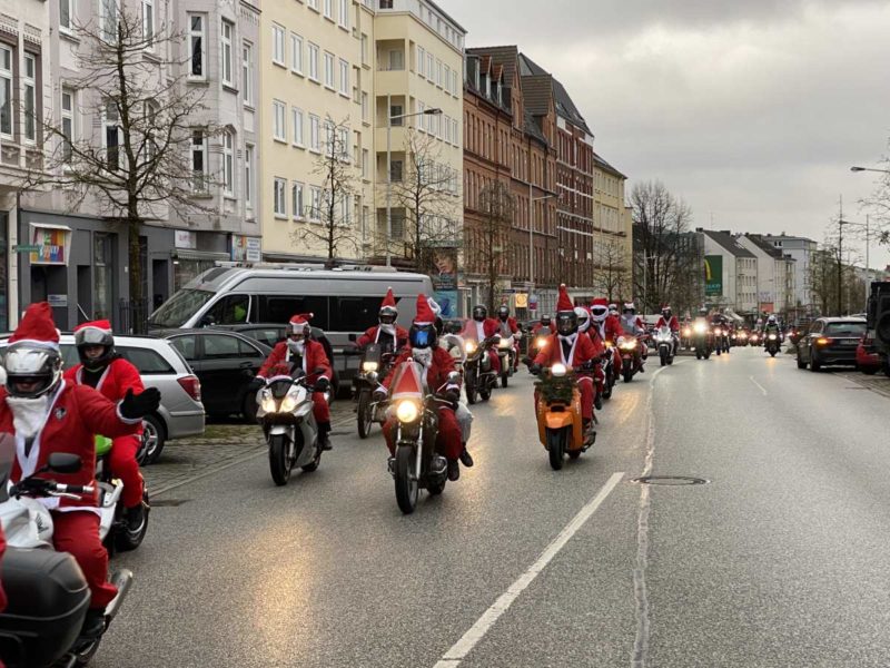 Santa Clauses on motorbikes in Kiel December 18th, 2021