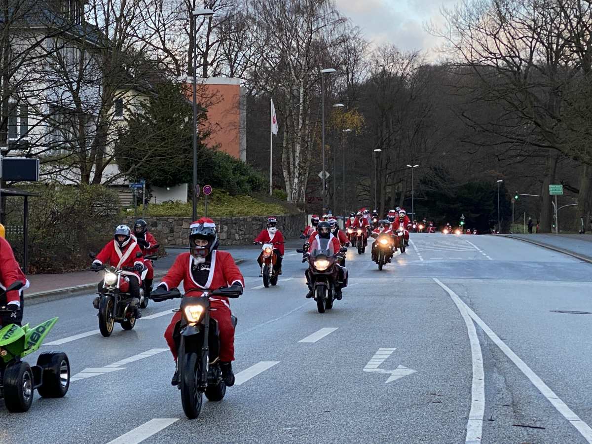 Kiel X-MAS Ride 2021 Weihnachtsmänner auf Motorrädern