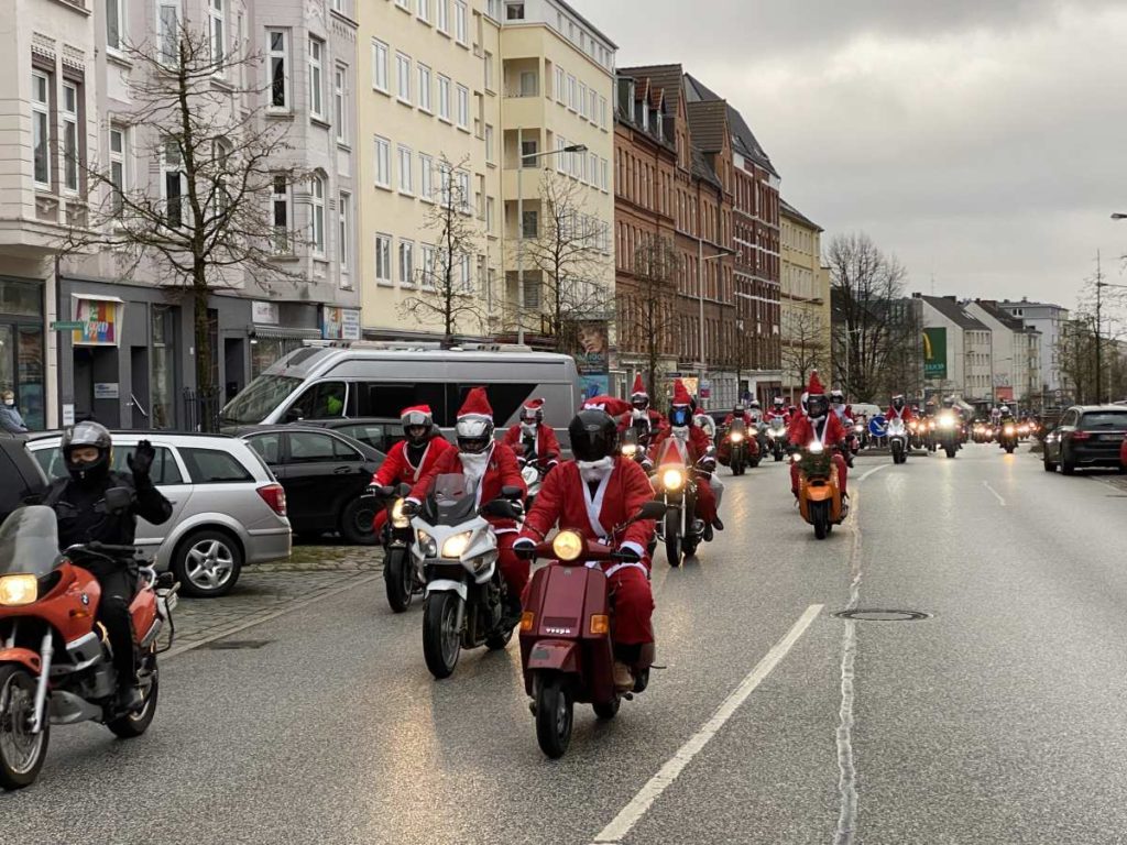 Kiel X-MAS Ride 2021 Weihnachtsmänner auf Motorrädern