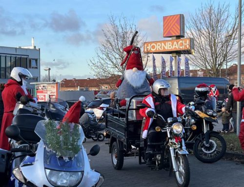 X-Mas Ride Kiel 2022 Weihnachtsmänner auf Motorrädern fahren durch Kiel