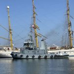 Y 812 Navy tug in front of sail training ship Gorch Fock
